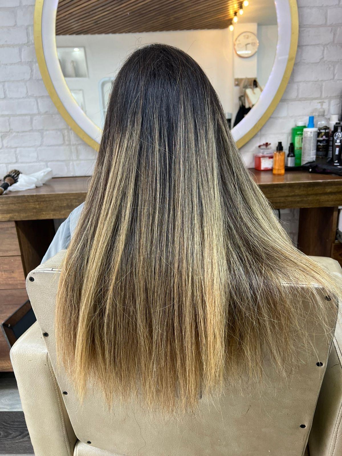 Balayage rubio en cabello lacio largo, de espaldas