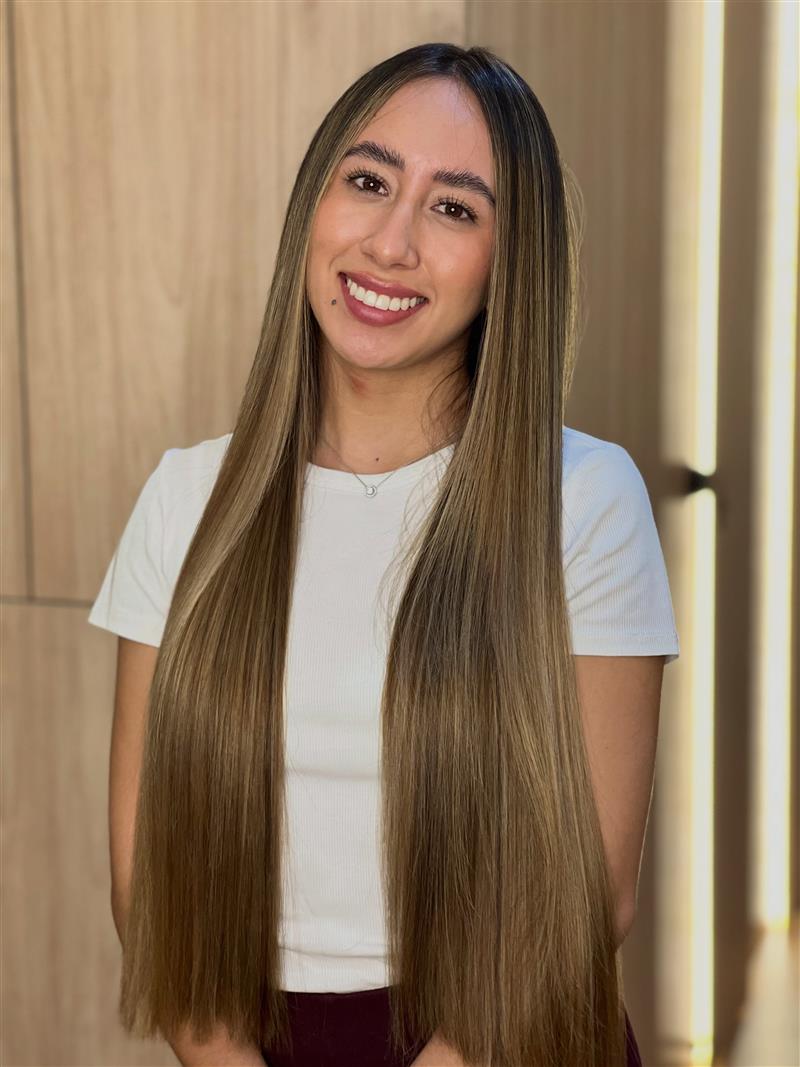 Clienta con cabello castaño luminoso, lacio y muy largo