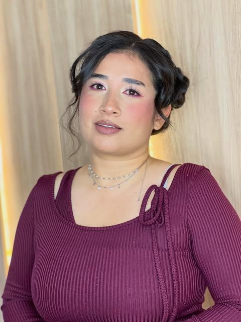Clienta con maquillaje suave y peinado recogido