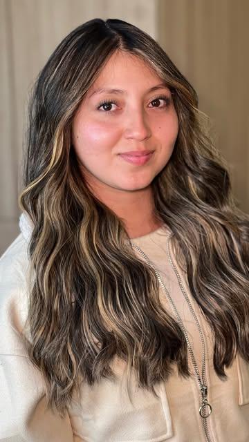 Clienta con balayage de contraste en ondas largas