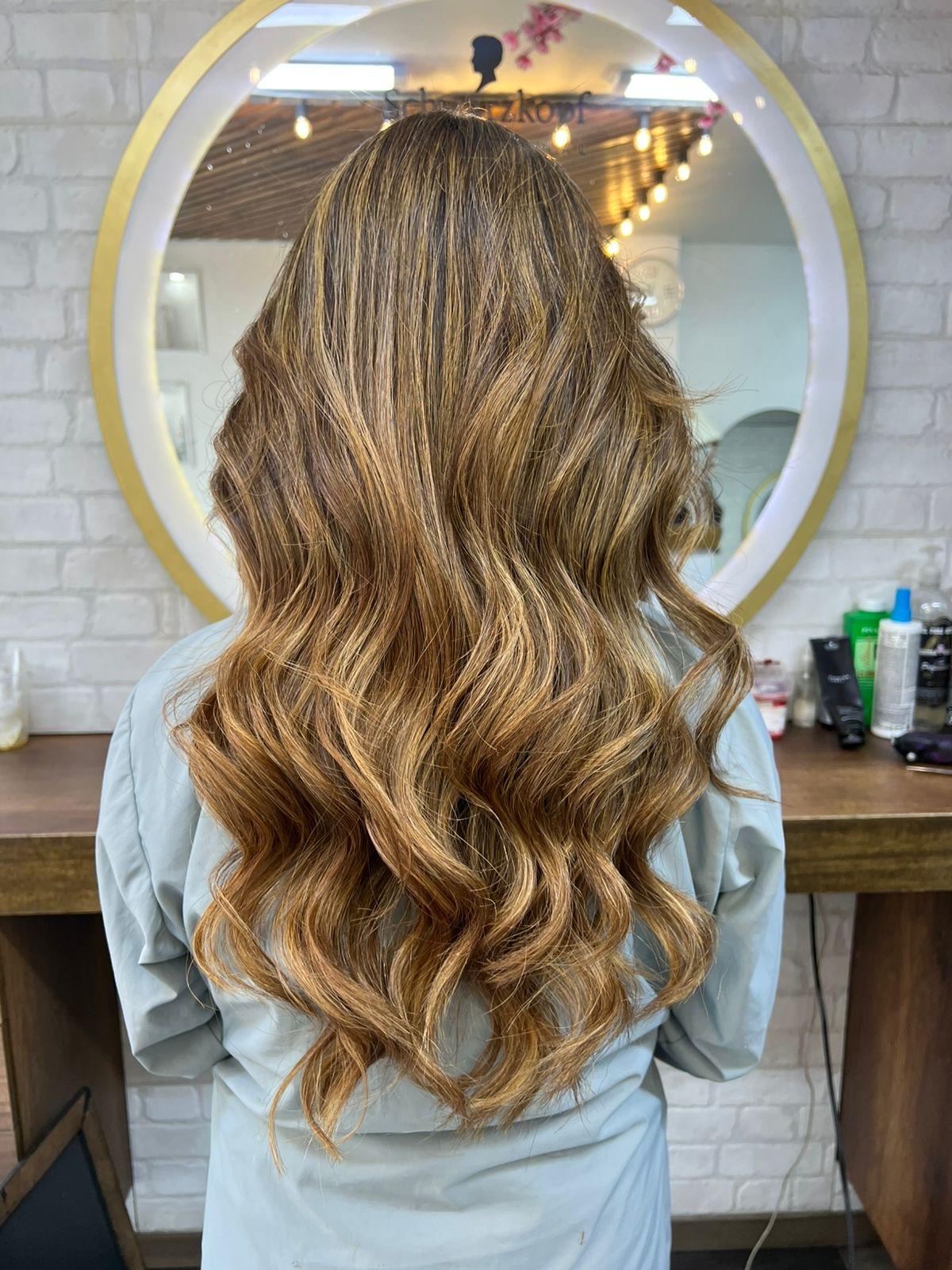 Balayage miel en ondas, de espaldas, hecho en La Rocca Salón