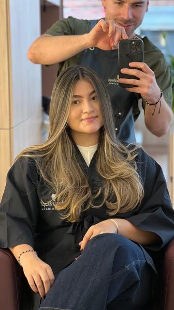Dany termina el secado de un balayage frente al espejo